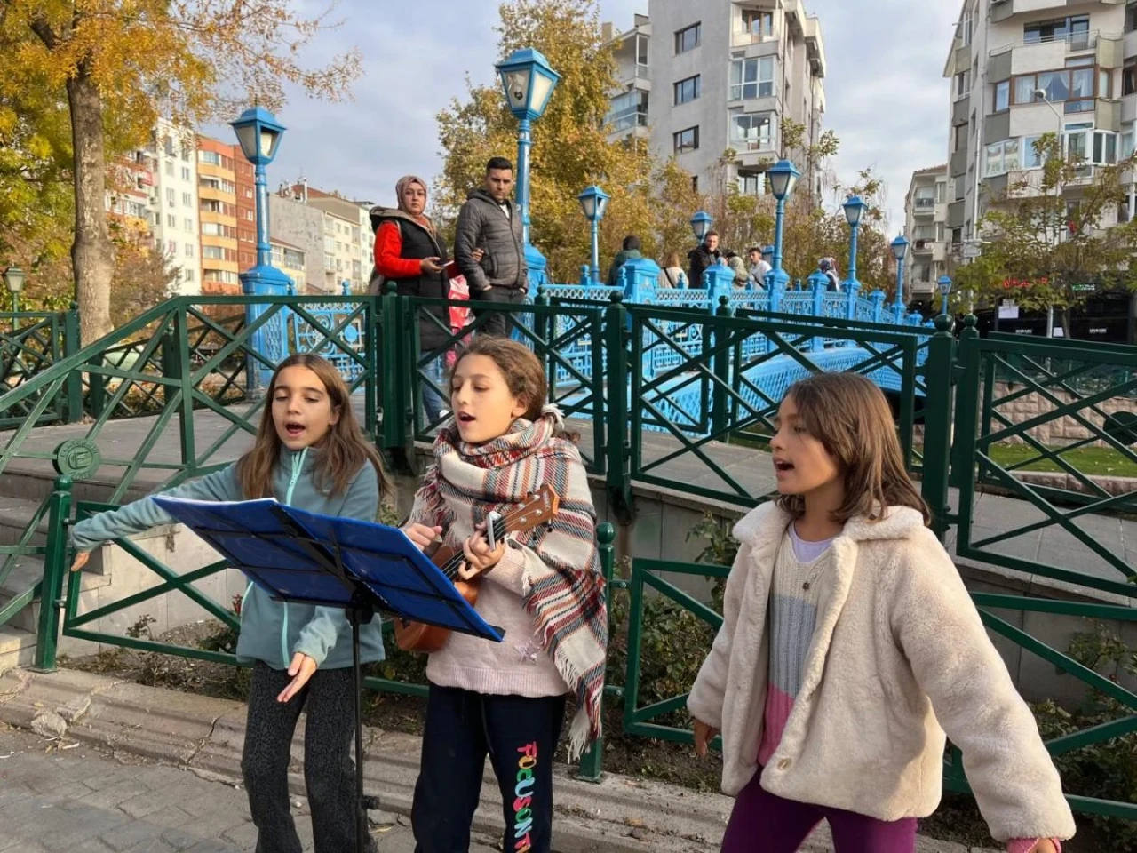 Sokak Müzisyenliği Yaparak Oyuncaklarını Alıyorlar